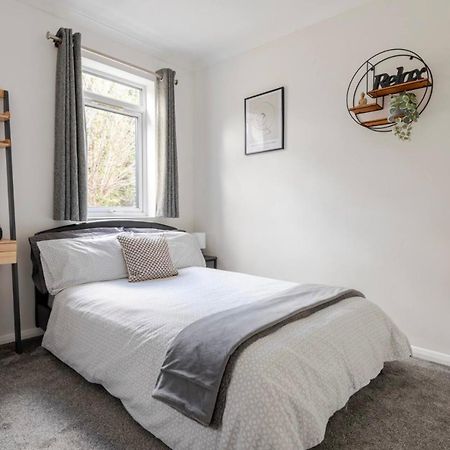 Modern 2 Bed House In Rainham, Kent - Central Location レインハム エクステリア 写真