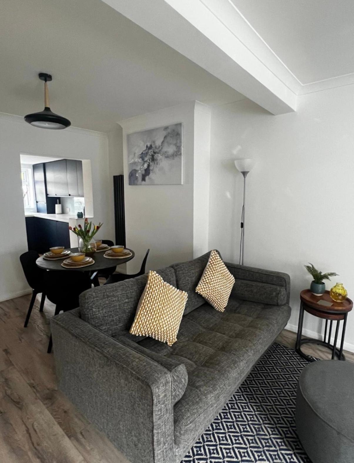 Modern 2 Bed House In Rainham, Kent - Central Location レインハム エクステリア 写真