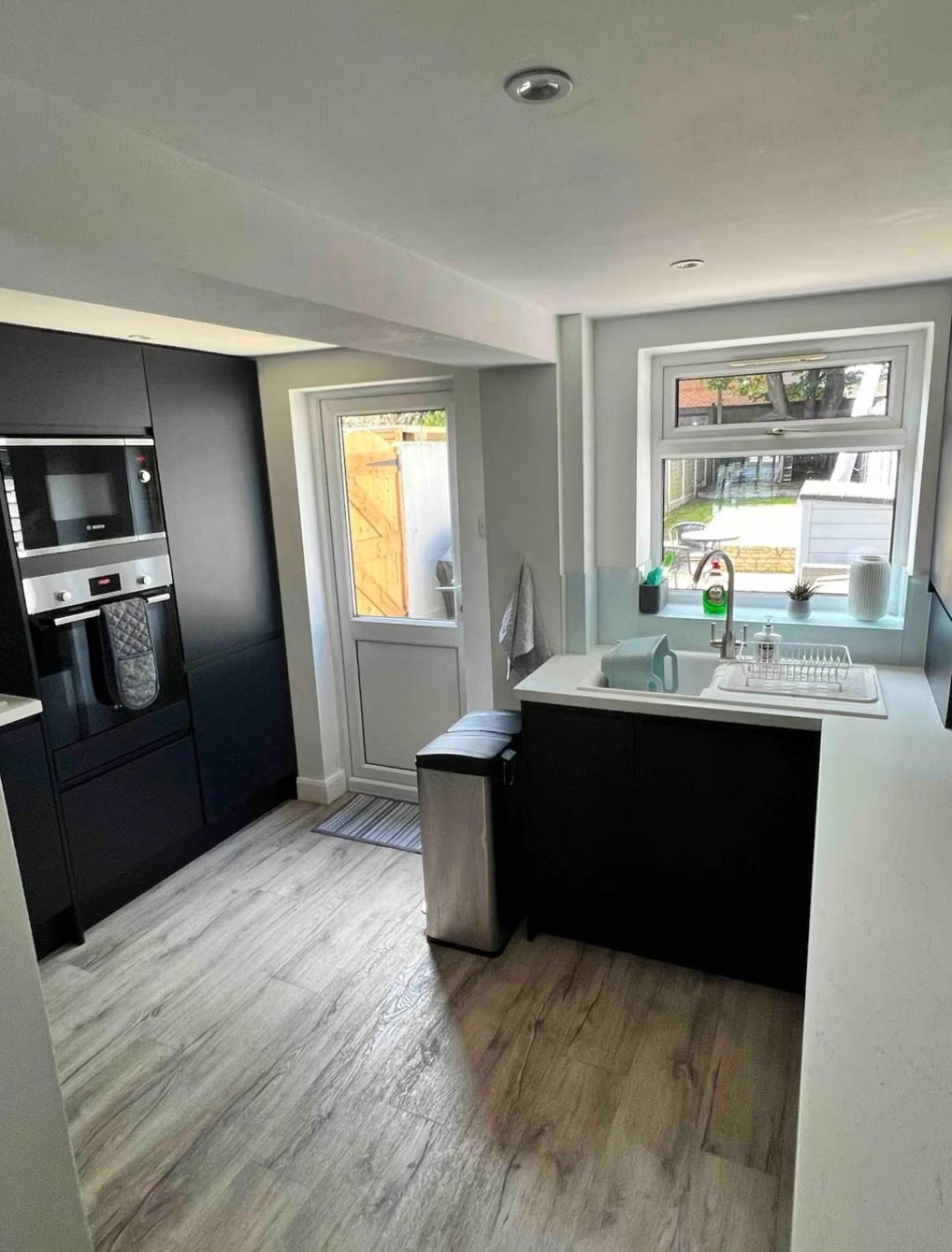 Modern 2 Bed House In Rainham, Kent - Central Location レインハム エクステリア 写真