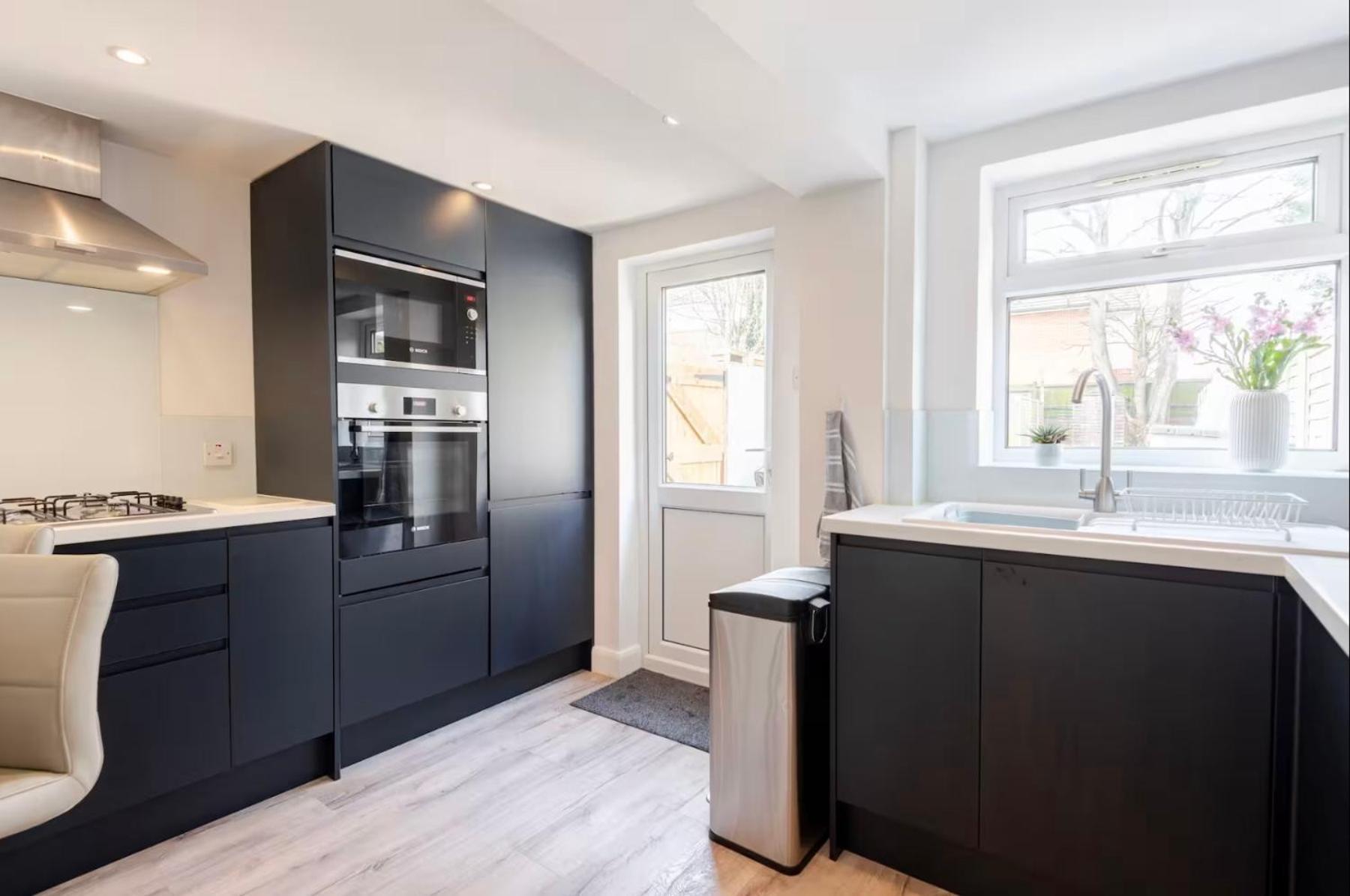 Modern 2 Bed House In Rainham, Kent - Central Location レインハム エクステリア 写真