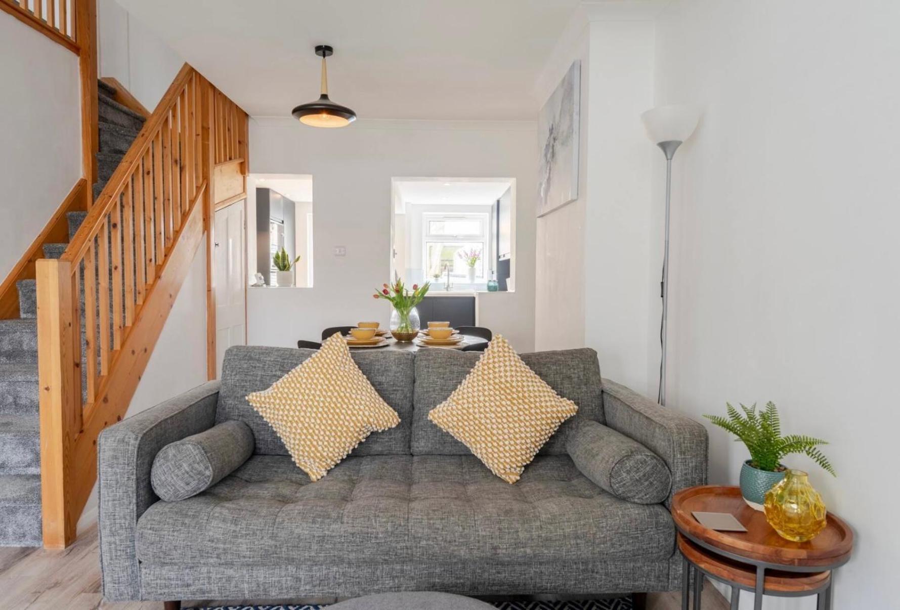 Modern 2 Bed House In Rainham, Kent - Central Location レインハム エクステリア 写真